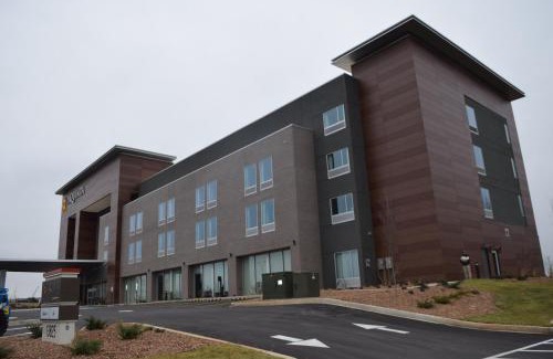 Buechel Hotel | La Quinta Inn & Suites by Wyndham Louisville NE - Old Henry Rd