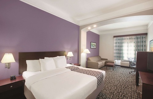 South Arlington Hotel | La Quinta Inn & Suites by Wyndham Mansfield TX