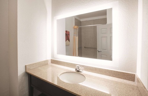 South Arlington Hotel | La Quinta Inn & Suites by Wyndham Mansfield TX