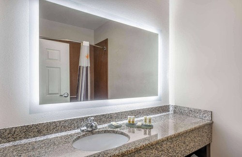 Pawcatuck Hotel | La Quinta Inn & Suites by Wyndham Stonington-Mystic Area