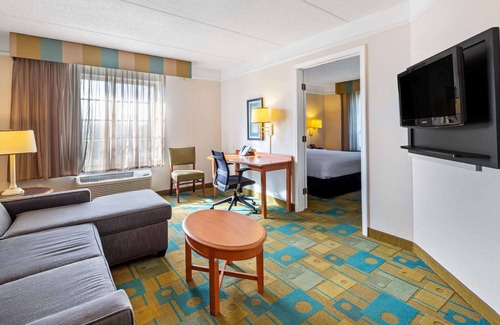 Plantation Hotel | La Quinta Inn & Suites by Wyndham Ft. Lauderdale Plantation