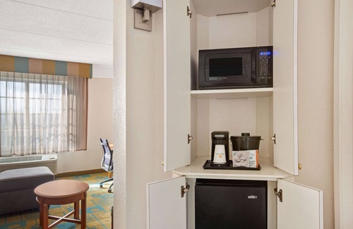 Plantation Hotel | La Quinta Inn & Suites by Wyndham Ft. Lauderdale Plantation