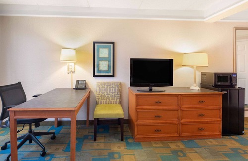 Plantation Hotel | La Quinta Inn & Suites by Wyndham Ft. Lauderdale Plantation