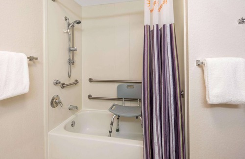 Plantation Hotel | La Quinta Inn & Suites by Wyndham Ft. Lauderdale Plantation
