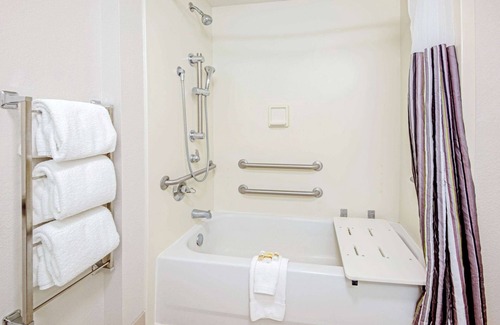 Shearer Hills - Ridgeview Hotel | La Quinta Inn & Suites by Wyndham San Antonio Airport