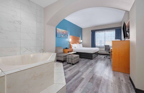 Alvarado Hotel | La Quinta Inn & Suites by Wyndham Alvarado