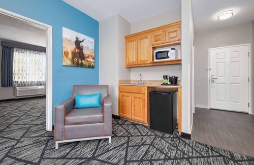 Alvarado Hotel | La Quinta Inn & Suites by Wyndham Alvarado