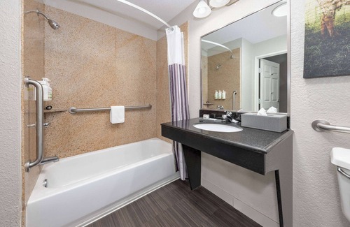 Alvarado Hotel | La Quinta Inn & Suites by Wyndham Alvarado