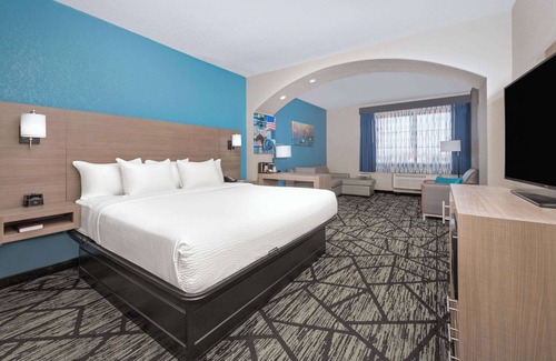 Alvarado Hotel | La Quinta Inn & Suites by Wyndham Alvarado