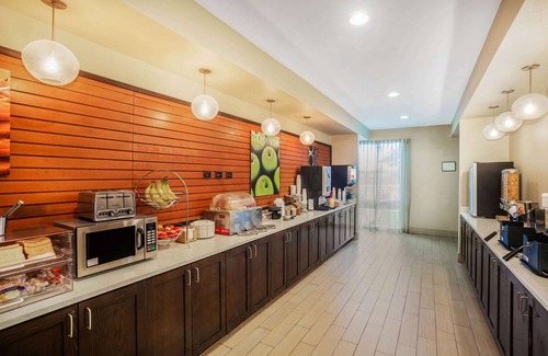 Beeville Hotel | La Quinta Inn & Suites by Wyndham Beeville