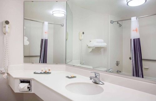 Charlotte Hotel | La Quinta Inn & Suites by Wyndham Charlotte Airport South