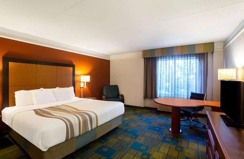 Charlotte Hotel | La Quinta Inn & Suites by Wyndham Charlotte Airport South