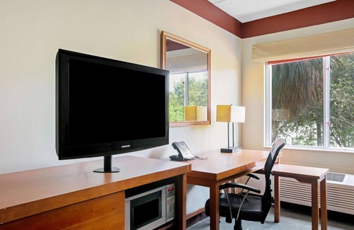 Cutler Bay Hotel | La Quinta Inn & Suites by Wyndham Miami Cutler Bay