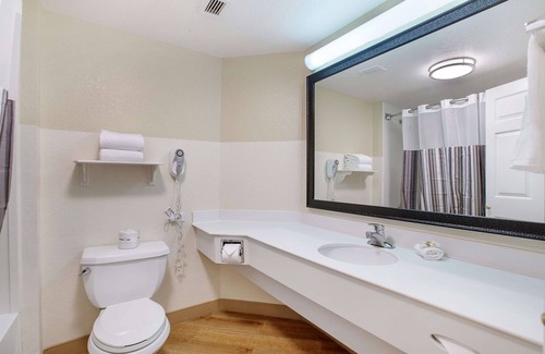 Hollywood Hotel | La Quinta Inn & Suites by Wyndham Ft. Lauderdale Airport