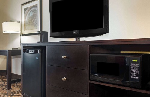 Pearsall Hotel | La Quinta Inn & Suites by Wyndham Pearsall
