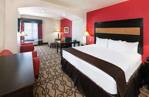 Pearsall Hotel | La Quinta Inn & Suites by Wyndham Pearsall