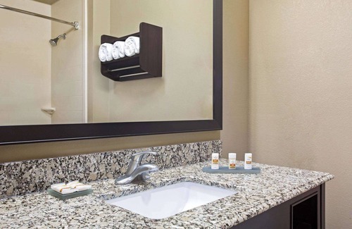 Pearsall Hotel | La Quinta Inn & Suites by Wyndham Pearsall