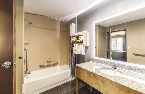 Catoosa Hotel | La Quinta Inn & Suites by Wyndham Tulsa - Catoosa Route 66