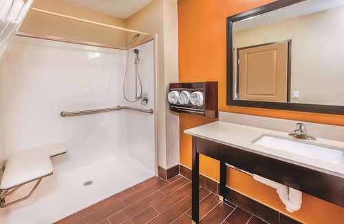 Cotulla Hotel | La Quinta Inn & Suites by Wyndham Cotulla