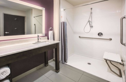 Park Central Hotel | La Quinta Inn & Suites by Wyndham Dallas - Richardson