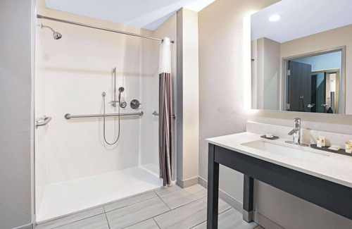 Euless Hotel | La Quinta Inn & Suites by Wyndham DFW West-Glade Parks