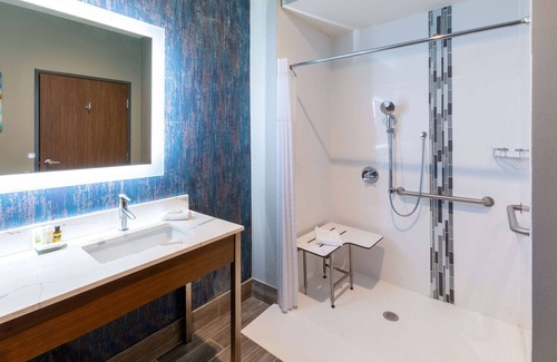 Frisco Hotel | La Quinta Inn & Suites by Wyndham Dallas - Frisco Stadium