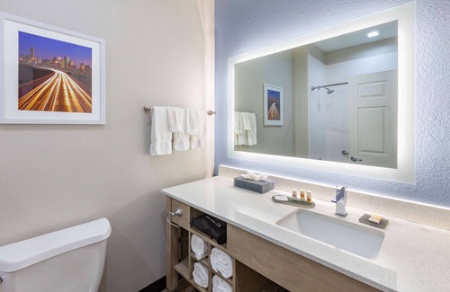 Northeast Houston Hotel | La Quinta Inn & Suites by Wyndham Houston Channelview