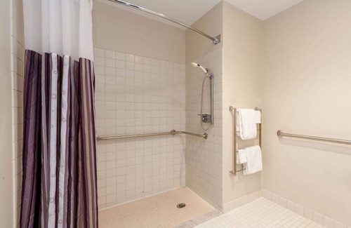 Macedonia Hotel | La Quinta Inn & Suites by Wyndham Cleveland Macedonia