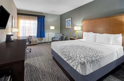 Monte Alto Hotel | La Quinta Inn & Suites by Wyndham Mercedes Outlet Mall