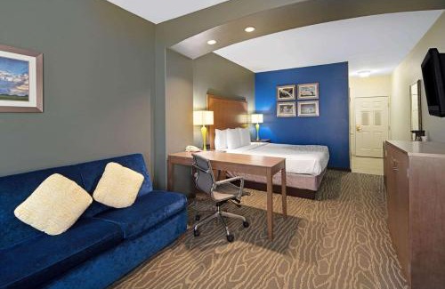Monte Alto Hotel | La Quinta Inn & Suites by Wyndham Mercedes Outlet Mall