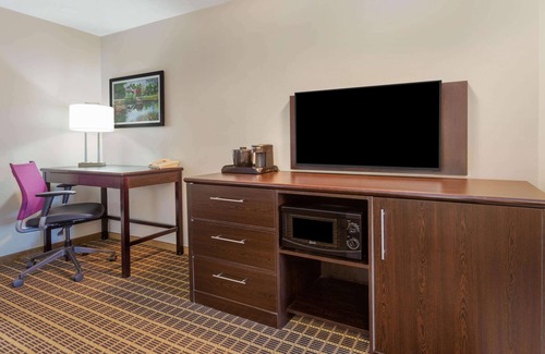 Rockford Hotel | La Quinta Inn & Suites by Wyndham Rockford