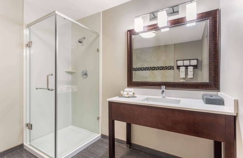 Rockford Hotel | La Quinta Inn & Suites by Wyndham Rockford