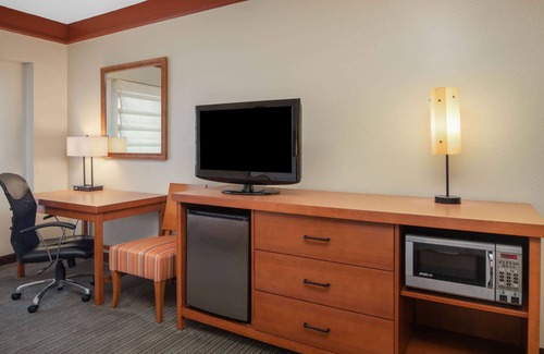 Cumberland Hotel | La Quinta Inn & Suites by Wyndham Atlanta Ballpark/Galleria
