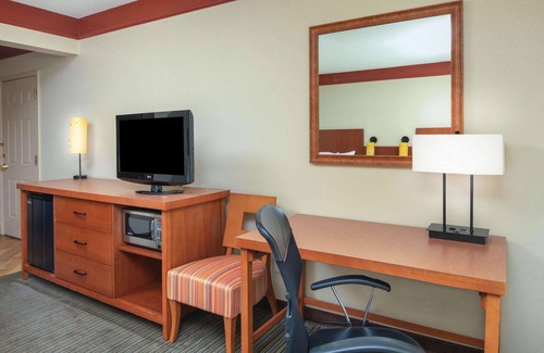 Cumberland Hotel | La Quinta Inn & Suites by Wyndham Atlanta Ballpark/Galleria