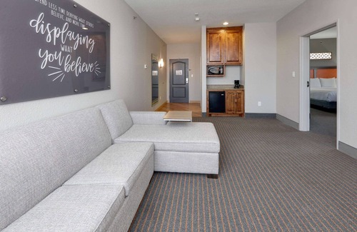 Dallas Hotel | La Quinta Inn & Suites by Wyndham Dallas Love Field