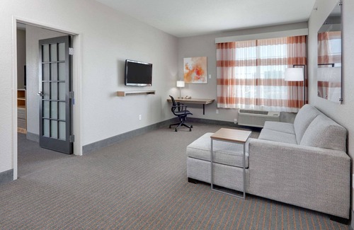 Dallas Hotel | La Quinta Inn & Suites by Wyndham Dallas Love Field
