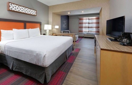 Dallas Hotel | La Quinta Inn & Suites by Wyndham Dallas Love Field