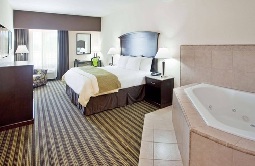 Fowler Hotel | La Quinta Inn & Suites by Wyndham Fowler