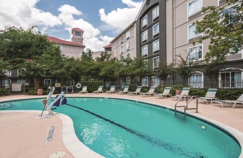 Houston Hotel | La Quinta Inn & Suites by Wyndham Houston Bush IAH South