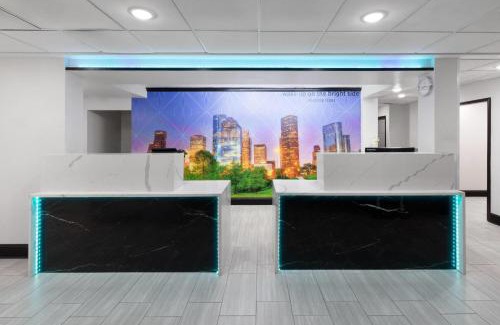 Houston Hotel | La Quinta Inn & Suites by Wyndham Houston Bush IAH South