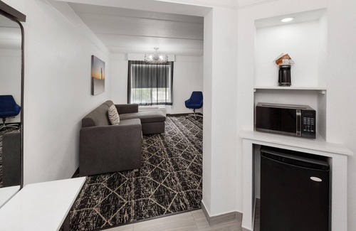 Houston Hotel | La Quinta Inn & Suites by Wyndham Houston Bush IAH South