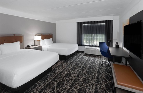Houston Hotel | La Quinta Inn & Suites by Wyndham Houston Bush IAH South