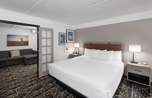 Houston Hotel | La Quinta Inn & Suites by Wyndham Houston Bush IAH South