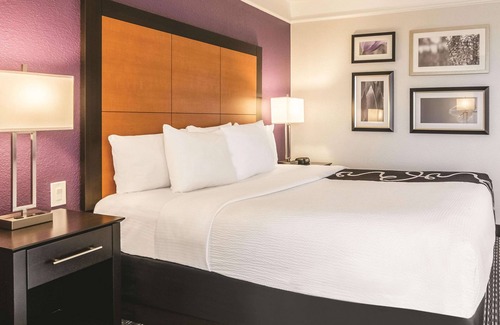 Airport North Hotel | La Quinta Inn & Suites by Wyndham Orlando Airport North