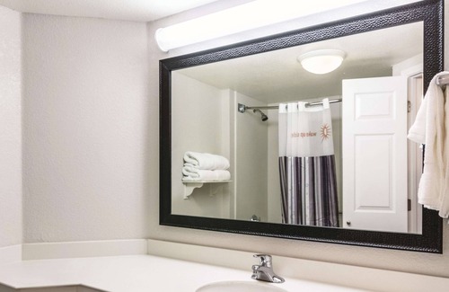 Airport North Hotel | La Quinta Inn & Suites by Wyndham Orlando Airport North