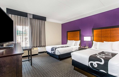 Airport North Hotel | La Quinta Inn & Suites by Wyndham Orlando Airport North