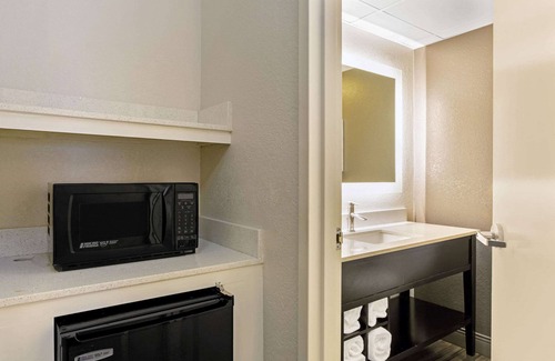 Andover Hotel | La Quinta Inn & Suites by Wyndham Boston-Andover
