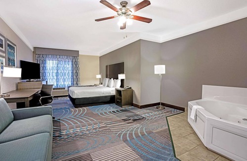 Conroe Hotel | La Quinta Inn & Suites by Wyndham Conroe