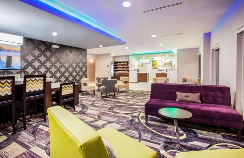 Elkhart Hotel | La Quinta Inn & Suites by Wyndham Elkhart
