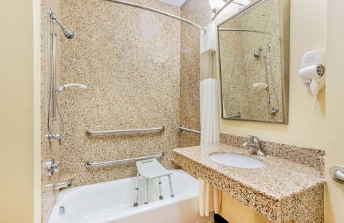 Ennis Hotel | La Quinta Inn & Suites by Wyndham Ennis